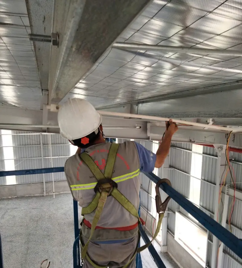 Làm việc trên cao — trang bị bảo hộ đầy đủ